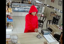 Câmera de segurança flagra assalto a padaria, em Blumenau