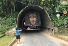 Caminhão fica entalado em túnel no bairro Fortaleza