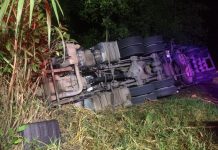 Caminhão tomba às margens da BR-470, em Rodeio