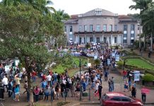 Estudantes e professores saem em passeata pelo Centro de Blumenau