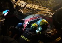 Condutor fica preso às ferragens após capotar carro na Jorge Lacerda, em Gaspar