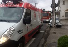 Idoso bate carro contra poste na rua São Paulo, em Blumenau