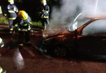 Motorista percebe fumaça no carro e descobre incêndio no motor