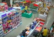 Câmera flagra homem tirando foto debaixo da saia de mulheres, em Jaraguá