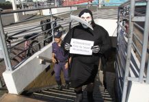 “Morte” alerta pedestres sobre a importância de atravessar com segurança em Blumenau