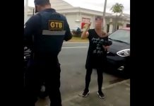 Perita do IGP é detida após desacatar agentes de trânsito e derrubar moto, em Brusque