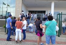 Manifestantes pedem por justiça no caso do Jaguar em frente ao Fórum de Gaspar