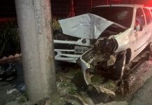 Mulher fica ferida após bater carro em poste na rua São Paulo, em Blumenau