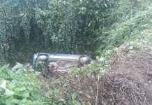 Carro cai em ribanceira na Margem Esquerda, em Gaspar