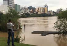 Rio Itajaí-Açú alcança 6,74 metros no Centro de Blumenau, mas já começa a baixar