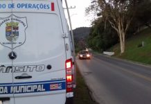 Adolescente tenta fugir de blitz e é abordado com moto furtada e munições de revólver