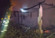 Casa abandonada é destruída pelo fogo, em Itajaí