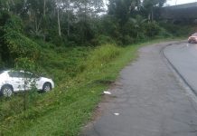Motorista perde controle de veículo, sai de pista e capota em Blumenau