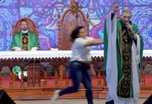 VÍDEO: Padre Marcelo Rossi é empurrado por mulher em missa e cai do palco