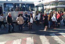 Batida entre ônibus e carro mobiliza bombeiros, no Centro de Blumenau