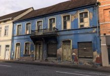 Casarão da rua XV é parcialmente demolido, em Blumenau