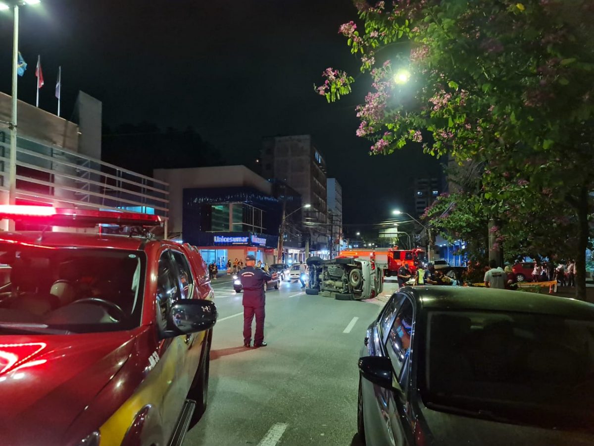 Idoso perde controle e capota Kombi em avenida de Blumenau; veja