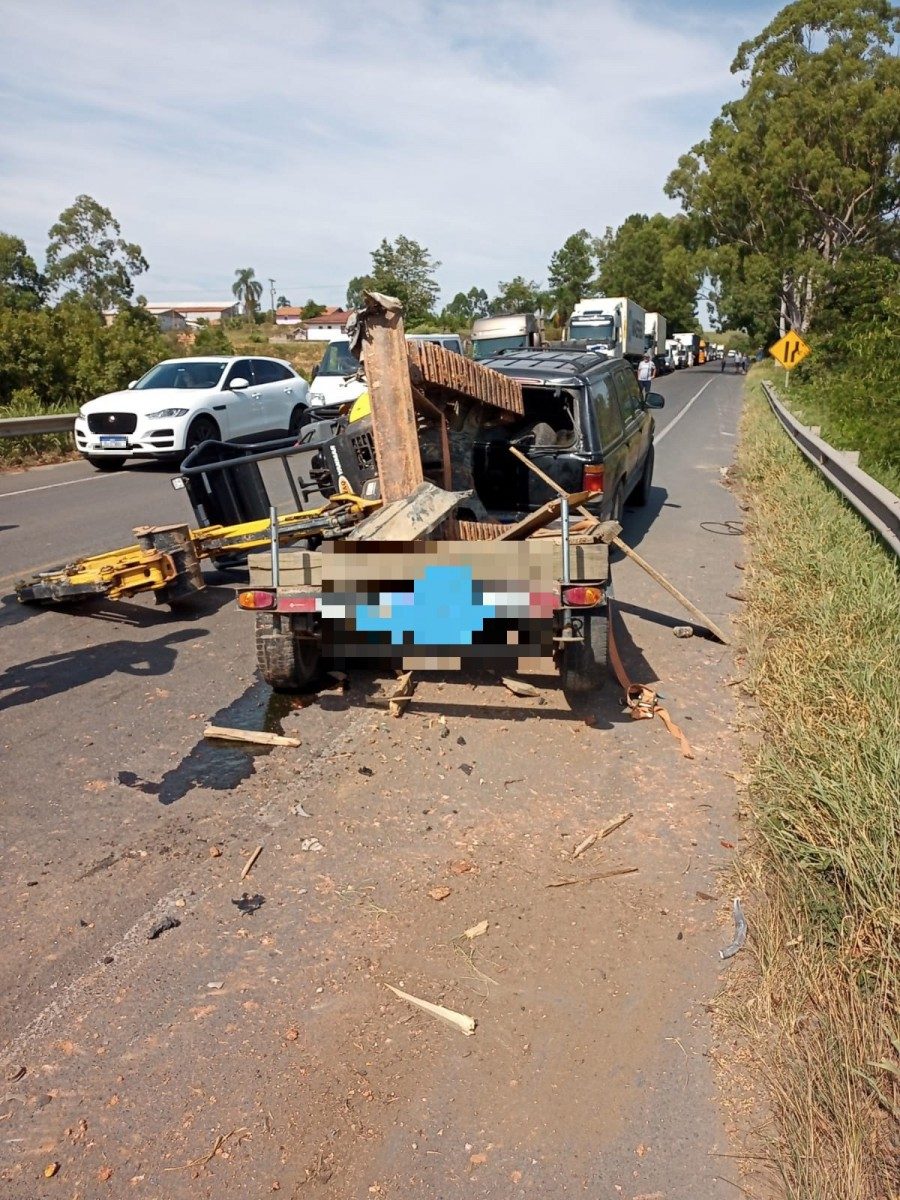 Dois jovens ficam feridos após colisão entre carro e caminhonete na BR-470, no Alto Vale do Itajaí