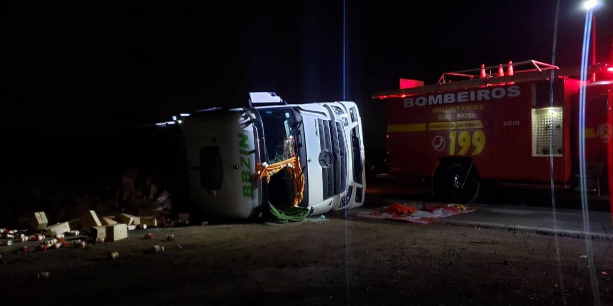 Motorista fica ferido após carreta tombar na BR-470, em Ilhota