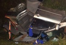 Motorista fica preso às ferragens após carro capotar no Alto Vale do Itajaí