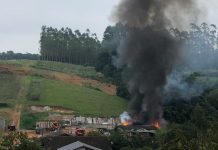 Homem é encontrado morto após edificação ser atingida por incêndio em Blumenau