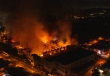 VÍDEO - Corpo de Bombeiros atualiza informações sobre incêndio na fábrica da Mormaii em Blumenau