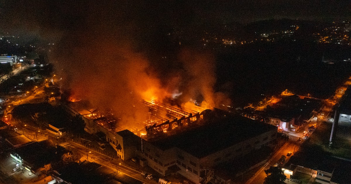 VÍDEO - Corpo de Bombeiros atualiza informações sobre incêndio na fábrica da Mormaii em Blumenau