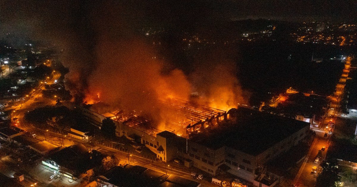 VÍDEO - Corpo de Bombeiros atualiza informações sobre incêndio na fábrica da Mormaii em Blumenau