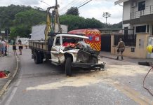 Colisão entre dois caminhões deixa motorista preso às ferragens em Gaspar