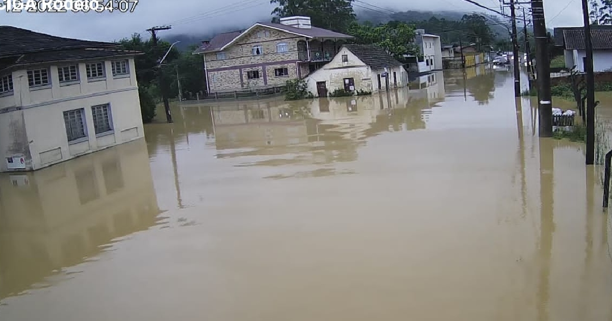 Cidade do médio vale tem escolas, unidade de saúde e rodovia fechadas por conta de alagamentos