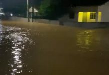 VÍDEO - Bombeiros realizam buscas por pessoas desaparecidas após fortes chuvas em Rodeio