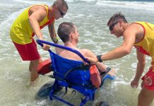 Cadeiras anfíbias garantem acessibilidade e diversão em praias do litoral catarinense