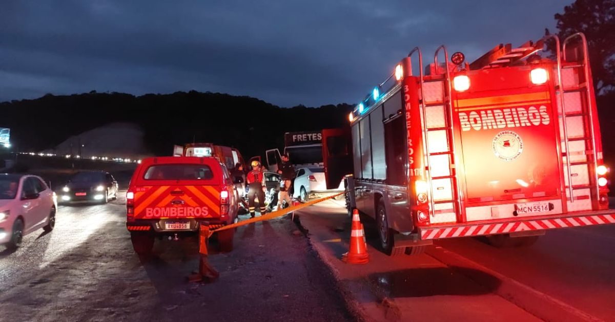 Motorista morre após colisão frontal entre carro e caminhão na BR-470, em Gaspar