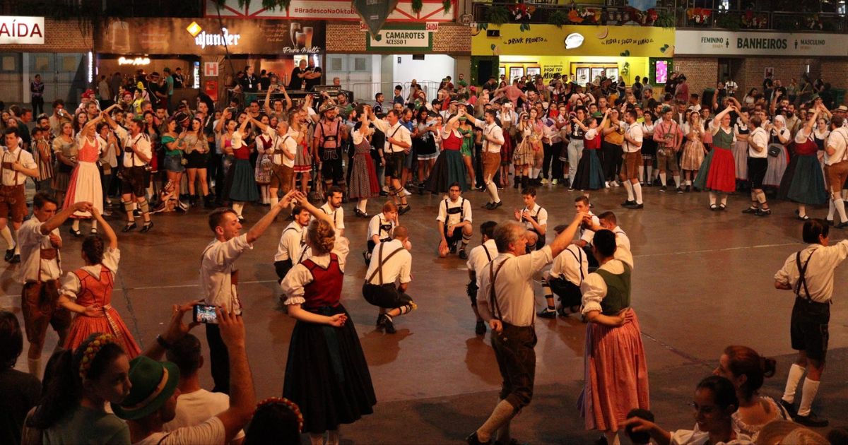 Deutsche Volkstanzgruppen treten im Norte Shopping auf