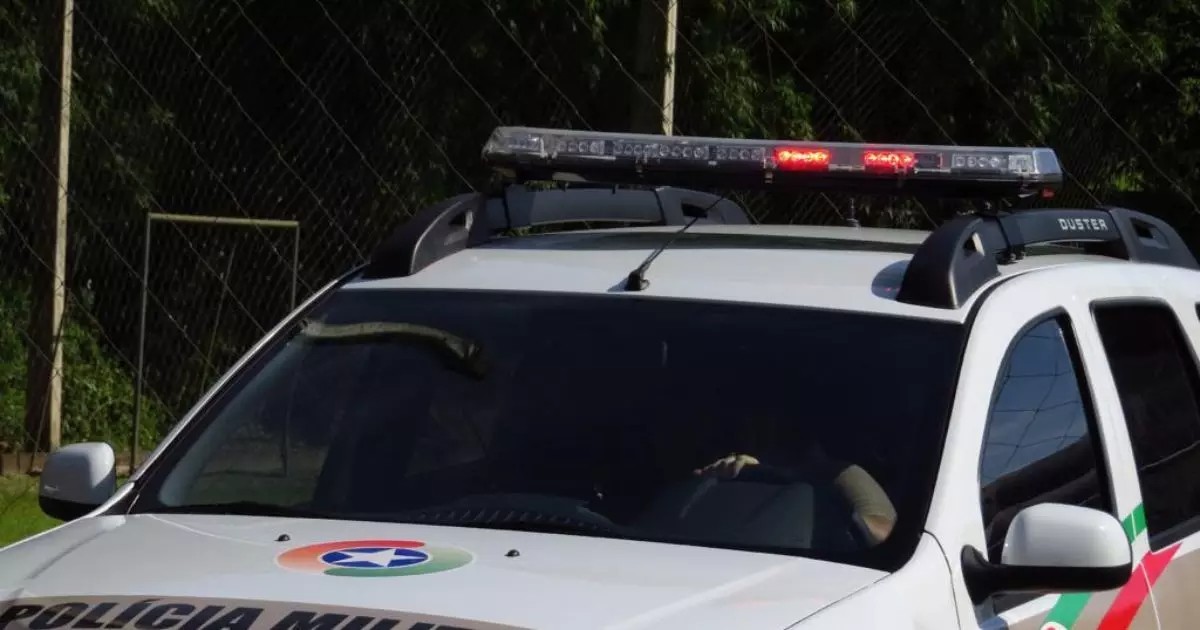 Homem morre dentro de viatura da polícia após agredir e ameaçar pessoas com faca em Blumenau