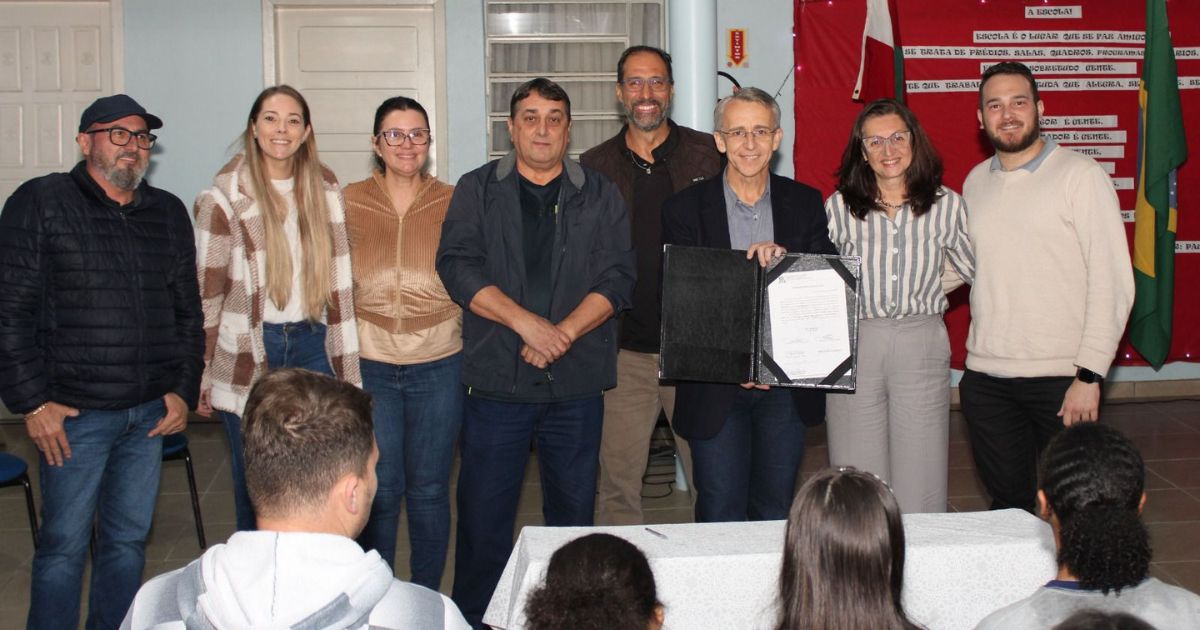 Ordem de serviço prevê construção de quadras e muros em escola municipal de blumenau