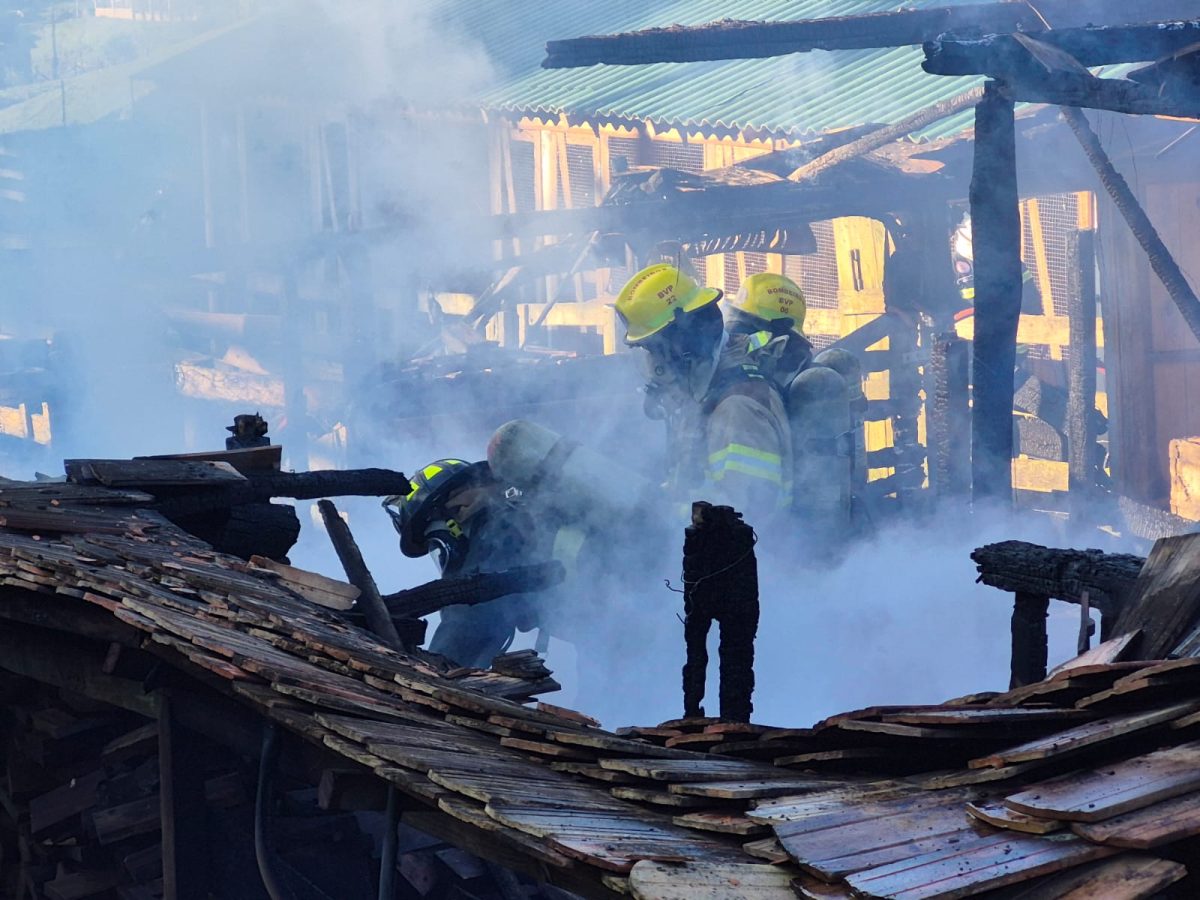 incêndio atinge e destrói rancho