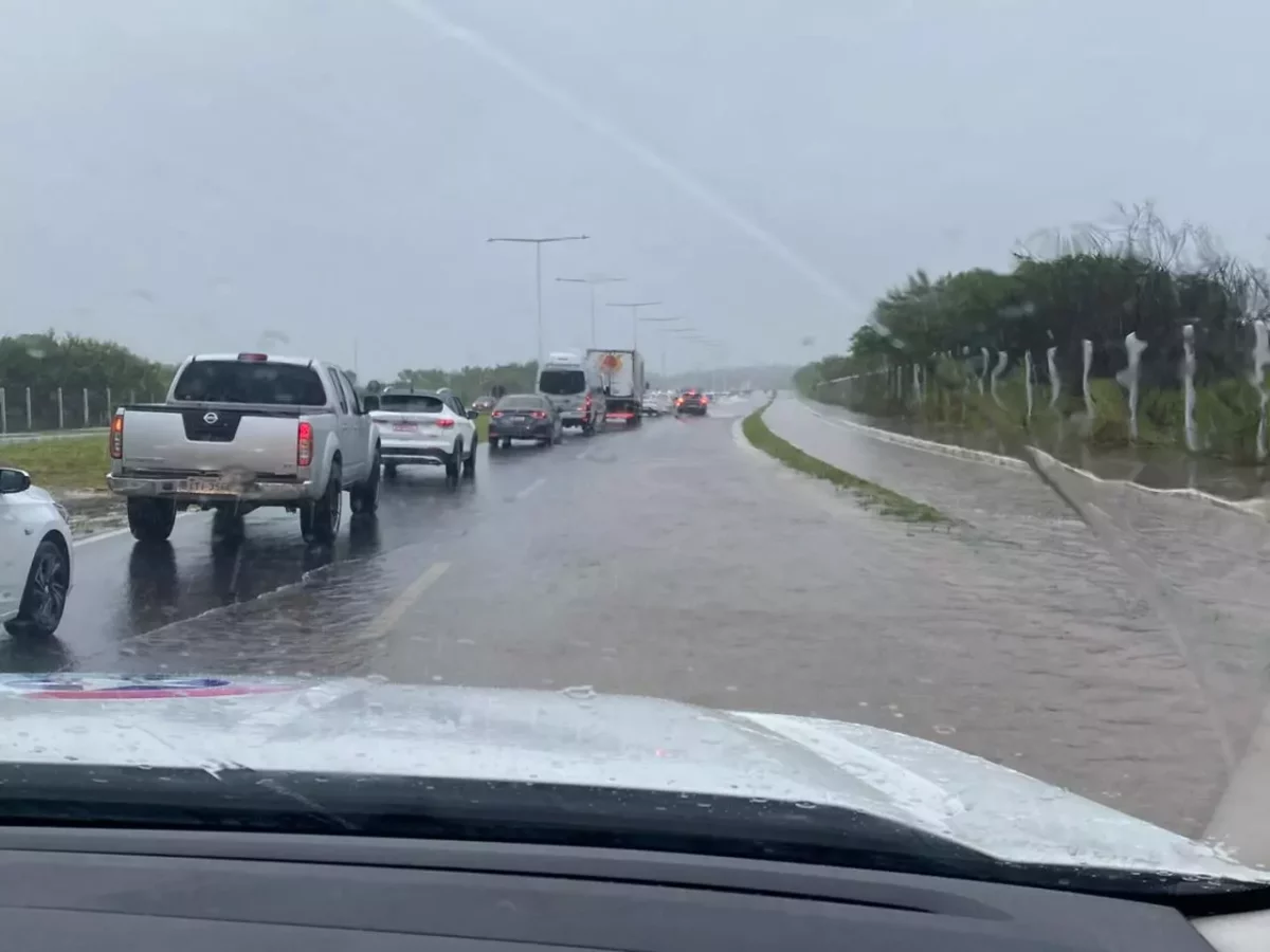 VÍDEO – Devido às fortes chuvas, asfalto cede na BR-101, em Biguaçu