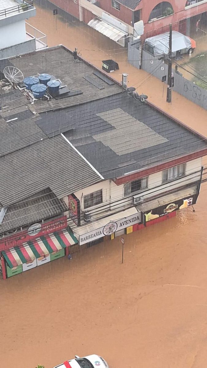 VÍDEO – Fortes chuvas inundam ruas de Balneário Camboriú, que fica em situação crítica