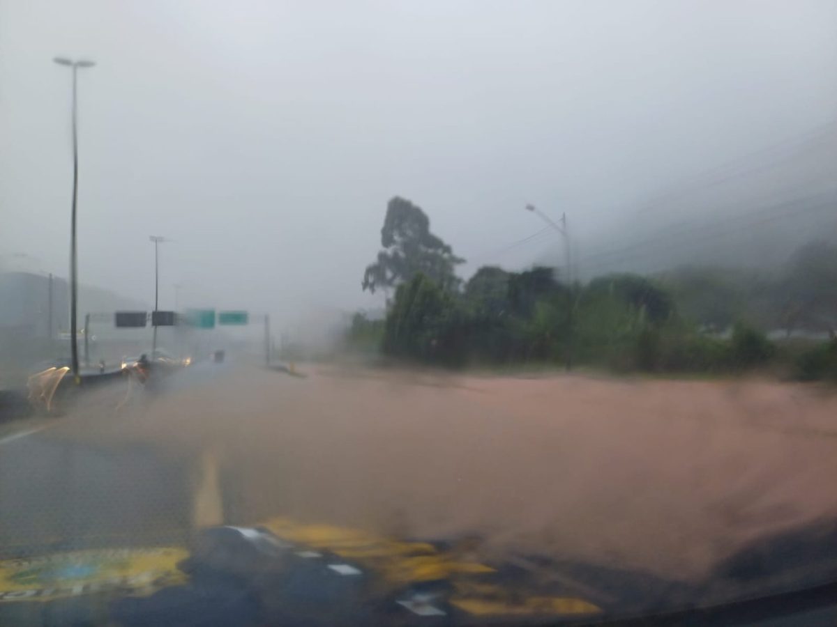 VÍDEO – Fortes chuvas inundam ruas de Balneário Camboriú, que fica em situação crítica