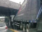 VÍDEO – Caminhão bate em viaduto e afeta trânsito no bairro Fortaleza, em Blumenau