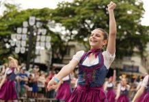 Inscrições para participar do “Grupo Blumenau” no desfile da Oktoberfest estão abertas