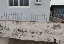 Homem morre após sofrer queda de telhado e ficar preso em grade do muro, no Alto Vale