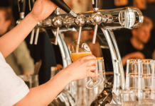 Chope no café da manhã: hotéis se aproximam da ocupação máxima para a Oktoberfest Blumenau