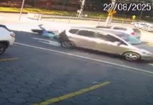 VÍDEO - Motociclista fica ferida após colisão com carro na rua dos Caçadores, em Blumenau
