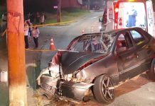 Motorista é levado ao hospital após bater carro em poste, em Gaspar