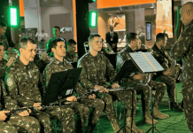 Banda militar se apresenta em aniversário de shopping em Blumenau