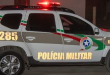 Homem é preso após agredir companheira e desacatar policiais em Blumenau