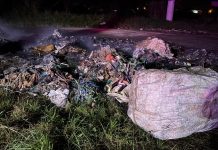 Incêndio atinge material descartado de forma irregular embaixo de viaduto em Ilhota