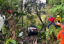 Três pessoas ficam feridas após veículo cair em ribanceira em Blumenau